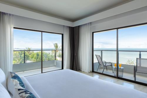 Postel nebo postele na pokoji v ubytování Centara Life Cha-Am Beach Resort Hua Hin