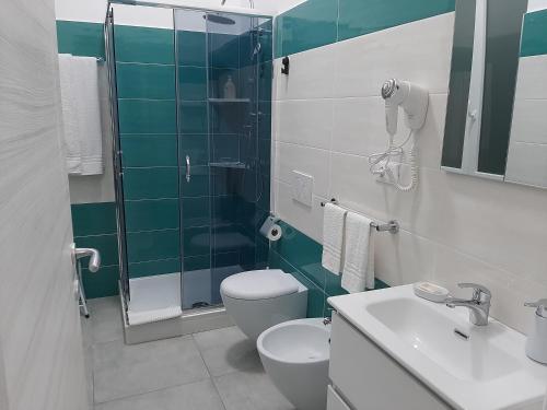 uma casa de banho com um WC e uma cabina de duche em vidro. em JustKey em La Spezia