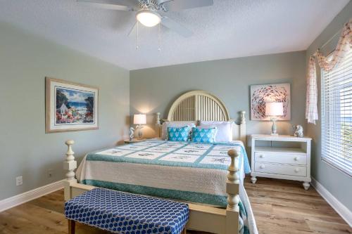 una camera da letto con un letto e un ventilatore a soffitto di Cypress-n-Sun B-3 a Clearwater Beach
