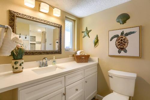 La salle de bains est pourvue d'un lavabo, d'un miroir et de toilettes. dans l'établissement Cypress-n-Sun B-3, à Clearwater Beach