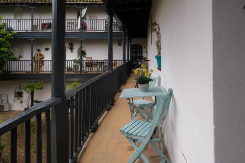 uma cadeira azul sentada ao lado de uma varanda em Vista Corral del Conde em Sevilha