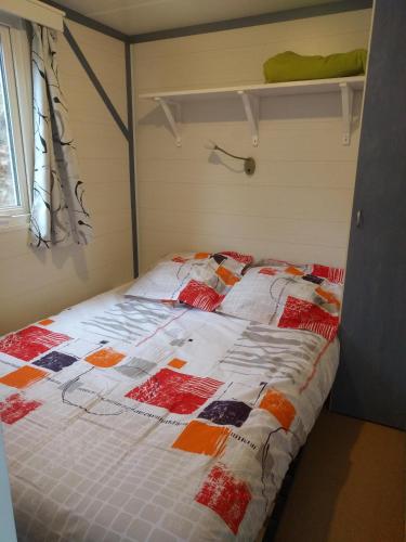 Ce lit se trouve dans un dortoir doté d'une couette. dans l'établissement After-Chèvres, à Villefort