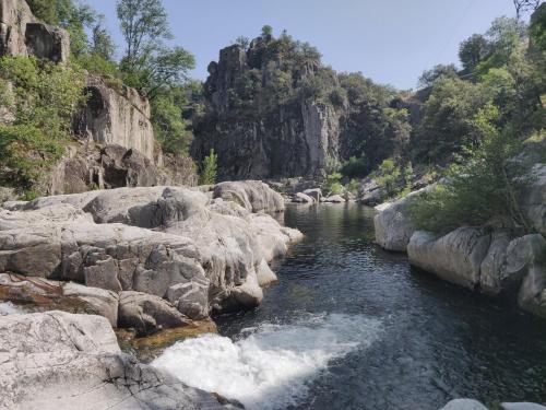 Un río con rocas y agua en un cañón en After-Chèvres en Villefort