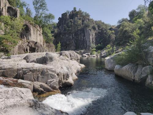 une rivière avec des rochers et de l'eau dans un canyon dans l'établissement After-Chèvres, à Villefort