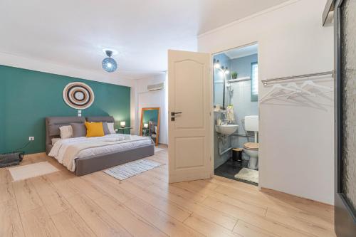 1 Schlafzimmer mit einem Bett und einem Bad in der Unterkunft Boho Chic Apartment Under Acropolis in Athen