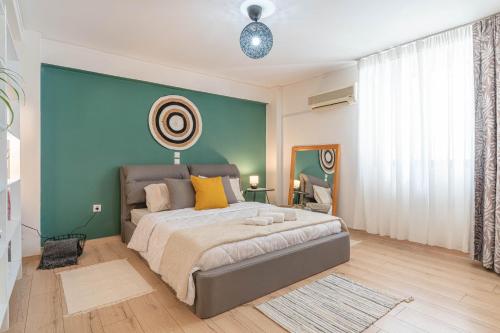 Postel nebo postele na pokoji v ubytování Boho Chic Apartment Under Acropolis