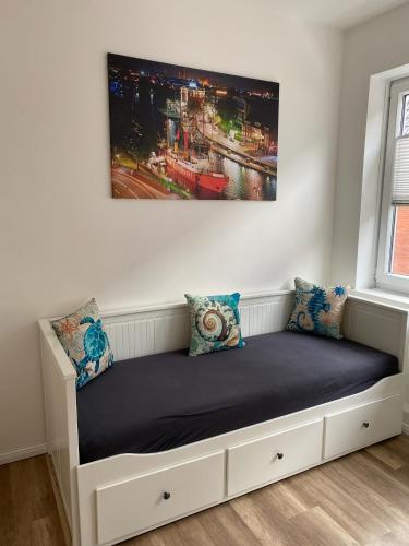 a bed in a room with a painting on the wall at Kajüte 19 in Emden