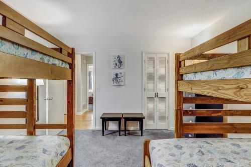 מיטה או מיטות קומותיים בחדר ב-Pender Lane 13
