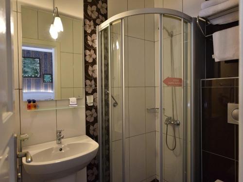 Bilik mandi di Nicholas Park Hotel
