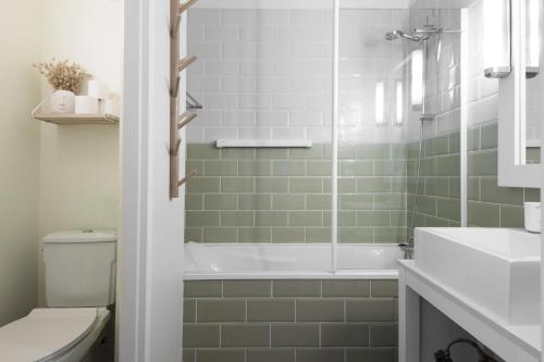 Ένα μπάνιο στο NATICE Bel appartement dans résidence privée