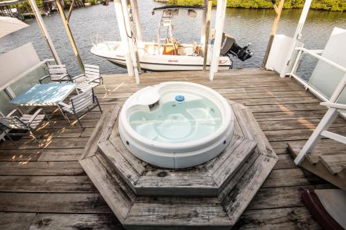 a bath tub sitting on a dock with a boat at Moon Apartments in Utila
