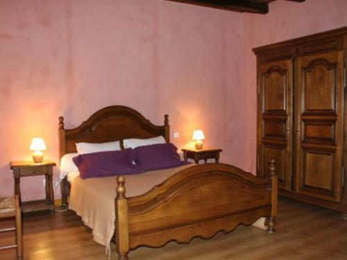 1 dormitorio con 1 cama de madera y 2 lámparas en las mesas en Gîte Brixey-aux-Chanoines, 4 pièces, 7 personnes - FR-1-585-10, 