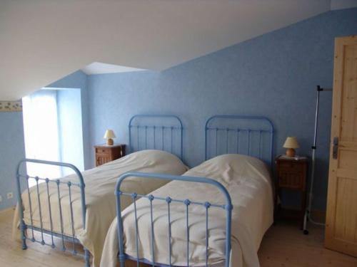 Schlafzimmer mit einem Bett mit blauer Wand in der Unterkunft Gîte Vigneulles-lès-Hattonchâtel-Viéville sous les Côtés, 3 pièces, 4 personnes - FR-1-585-64 in Vigneulles-lès-Hattonchâtel