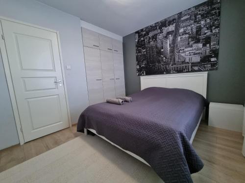 un dormitorio con una cama con un animal de peluche en 2Room apartment in Amazing place, Free parking, en Oulu