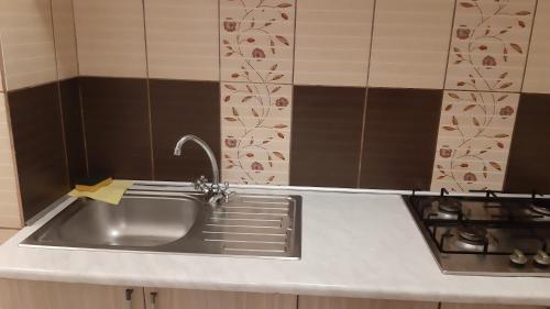 una cocina con fregadero y estufa en Studio Timpuri Noi 50, en Bucarest