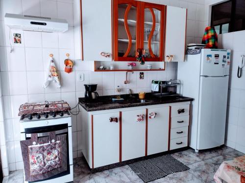 A kitchen or kitchenette at Temporada em Cabo Frio