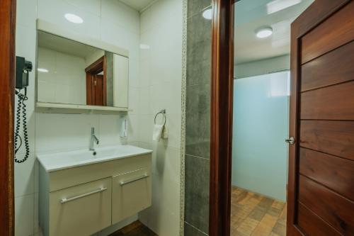 Ett badrum på Green Coast Hotel