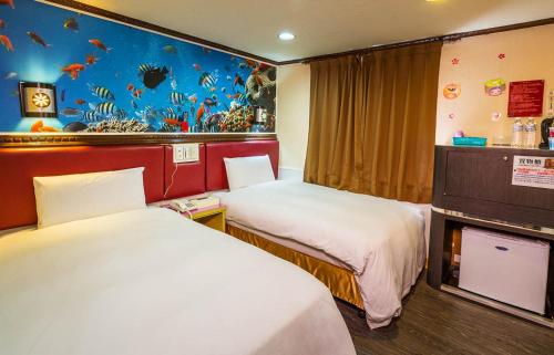 台北的住宿－迪樂商旅，酒店客房带两张床和鱼壁画