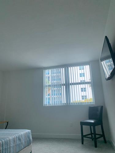 - une chambre avec une chaise et une fenêtre dans l'établissement Great private room, à Miami Beach