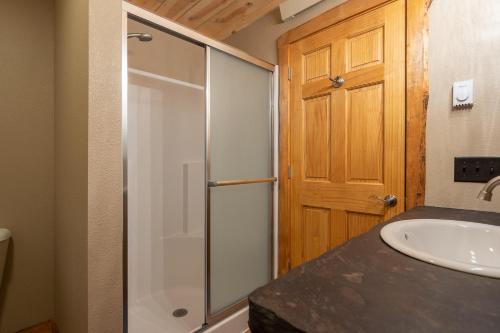 Ένα μπάνιο στο Gold Nugget Lodge Near Deadwood on 5 Wooded Acres!