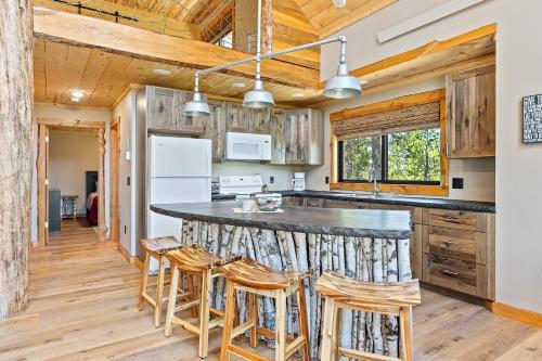 Η κουζίνα ή μικρή κουζίνα στο Gold Nugget Lodge Near Deadwood on 5 Wooded Acres!