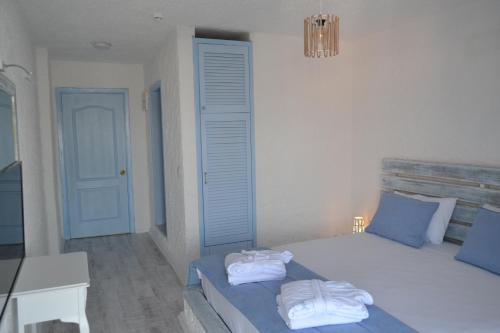 Кровать или кровати в номере Thea Butik Hotel & Restaurant