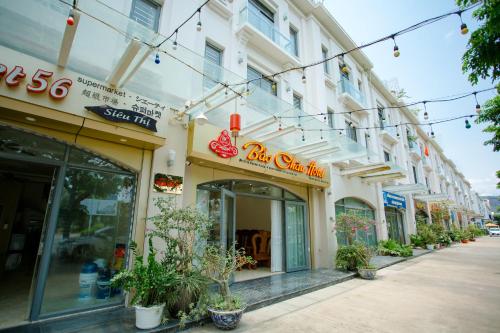 un edificio con un cartel en el costado en Bảo Châu Hạ Long Hotel en Ha Long