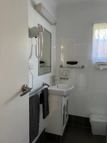 Kuchyň nebo kuchyňský kout v ubytování Jumbuck Motor Inn