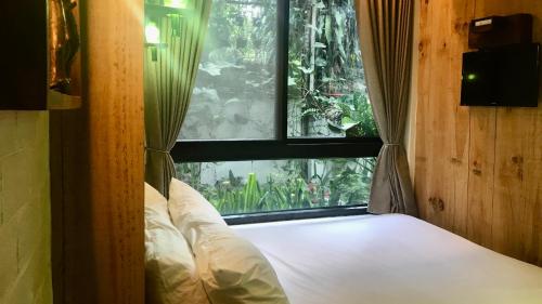 Gulta vai gultas numurā naktsmītnē Cabins by Eco Hotel Tagaytay