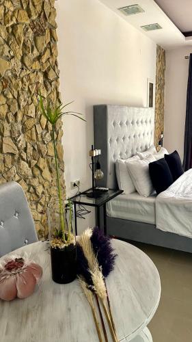 een kamer met een bed, een tafel en een bank bij KND Living Concept - Studio in Heraklion