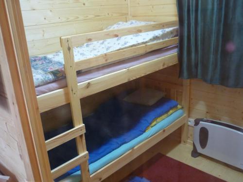 Etagenbett in einem Zimmer mit 2 Etagenbetten in der Unterkunft Domek letniskowy 1 in Przerwanki