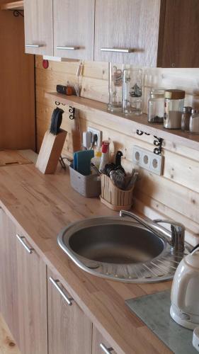 eine Küchentheke mit Spüle in der Küche in der Unterkunft Domek letniskowy 1 in Przerwanki