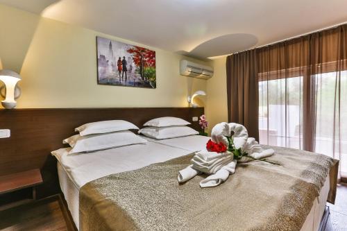 Un pat sau paturi într-o cameră la Hotel Premier
