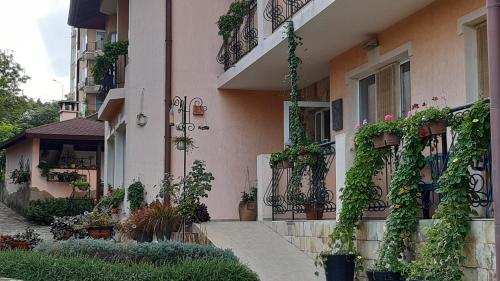 un edificio con plantas a su lado en Motivi Hotel, en Saints Constantine and Helena