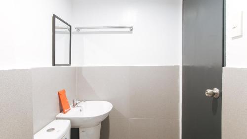 Ένα μπάνιο στο RedDoorz @ KBL Transient Inn San Fernando
