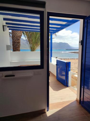 an open door with a view of the beach at APARTAMENTO LA SAMA in Caleta de Sebo
