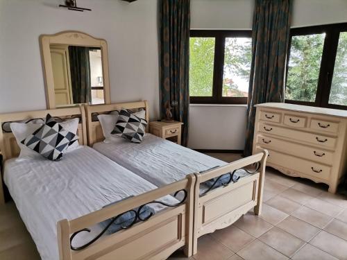 Un pat sau paturi într-o cameră la Black Sea Rama Golf and Villas, Bell Tower Villa