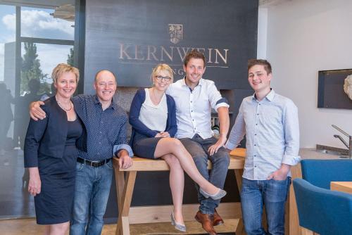 un groupe de personnes posant pour une photo dans l'établissement Weingut Kernwein, à Seinsheim