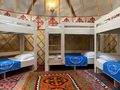 Postel nebo postele na pokoji v ubytování Tunduk Hostel