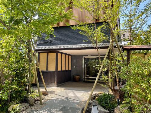 een huis met een tuin met een schommel bij Hotel Fukudaya in Tokyo