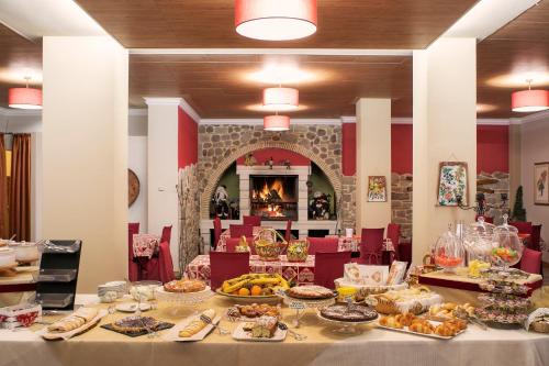 una mesa con comida en un restaurante en Hotel Fiordigigli en Assergi