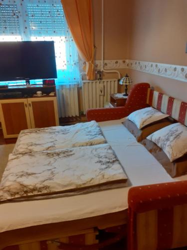 A bed or beds in a room at Karkusz Apartman