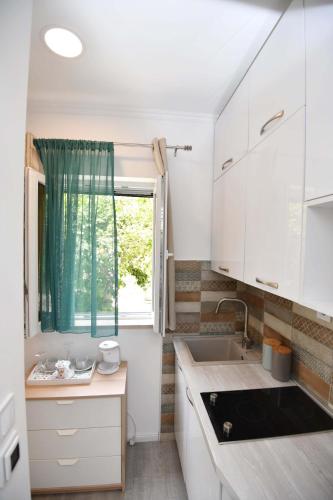 una piccola cucina con un lavandino e una finestra di Guesthouse Manda a Dubrovnik