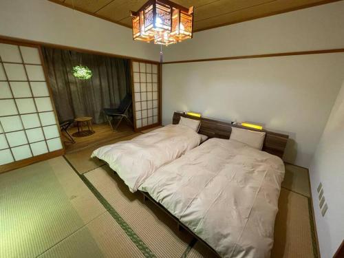 HOKUTO SATOYAMA BASE tesisinde bir odada yatak veya yataklar