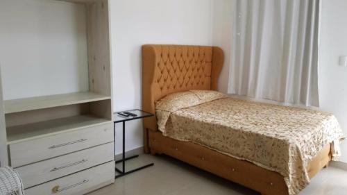 Dormitorio pequeño con cama y vestidor en Fully Equipped 1br Studio –dt–2mins To The Beach, en Sosúa