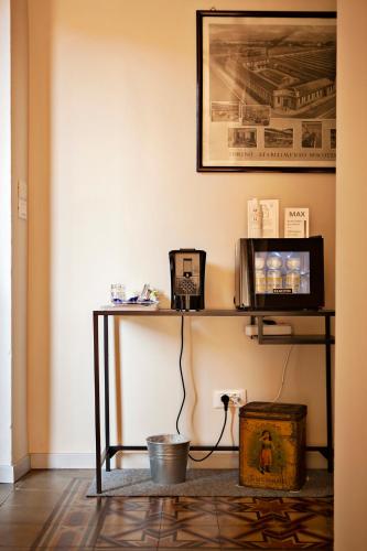a room with a table with a microwave and a box at Locanda San Bernardo in Vigevano