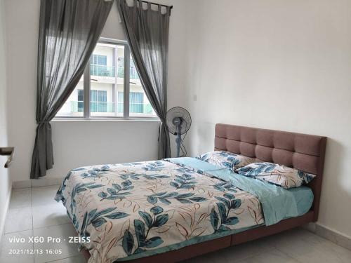 łóżko w sypialni z oknem w obiekcie ICOLOR HOME & STAY CH4 w mieście Tanah Rata