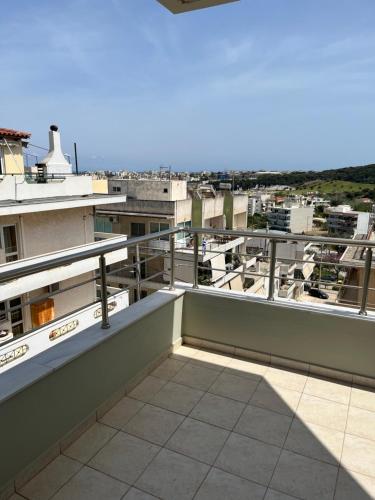 een balkon met uitzicht op de stad bij Christos in Rafina