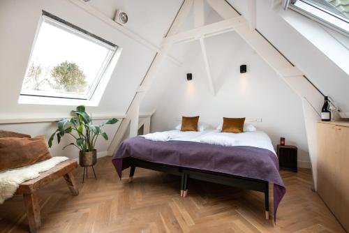 a bedroom with a bed in a attic at Het Lichthuis in Zandvoort