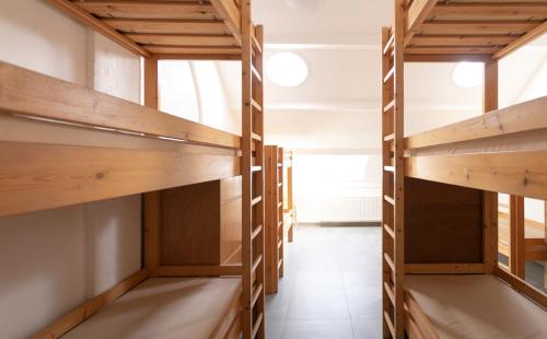 a hallway with wooden bunk beds in a room at Zonga Bonzai in Blaimont